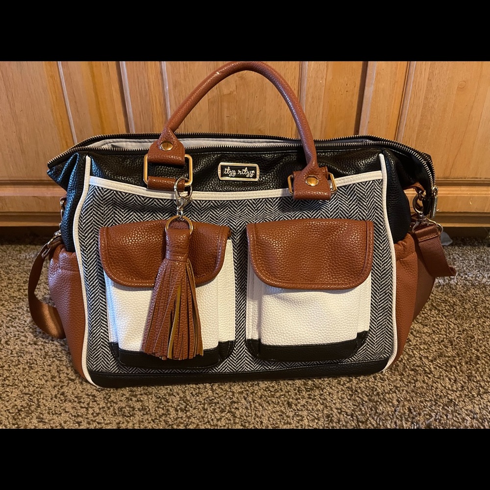 LIKE NEW Itzy Ritzy Diaper Bag in Coffee & Cream
